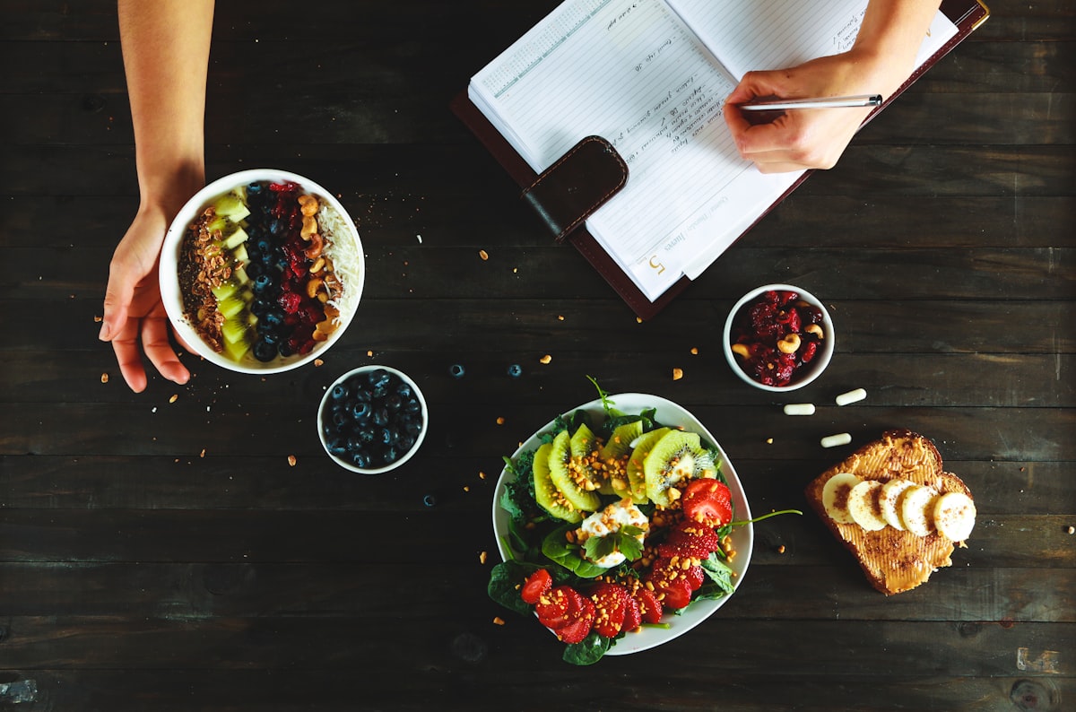 Especialista en nutrición asesorando sobre alimentación saludable